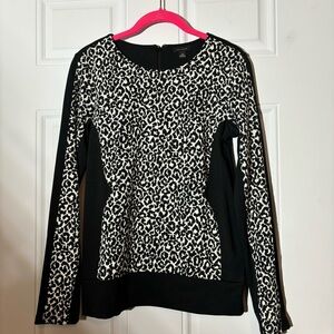 ❤️2/$15 or 3/$21❤️Ann Taylor Black/White Cheetah Print Top, Size XS